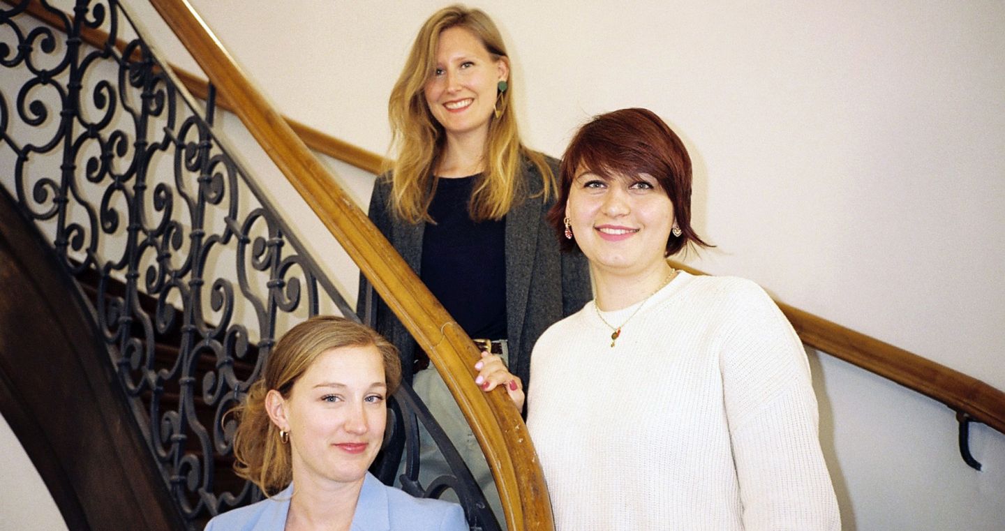 Laura Nerbel, Lydia Hilebrand und Elena Straßl in Treppenhaus