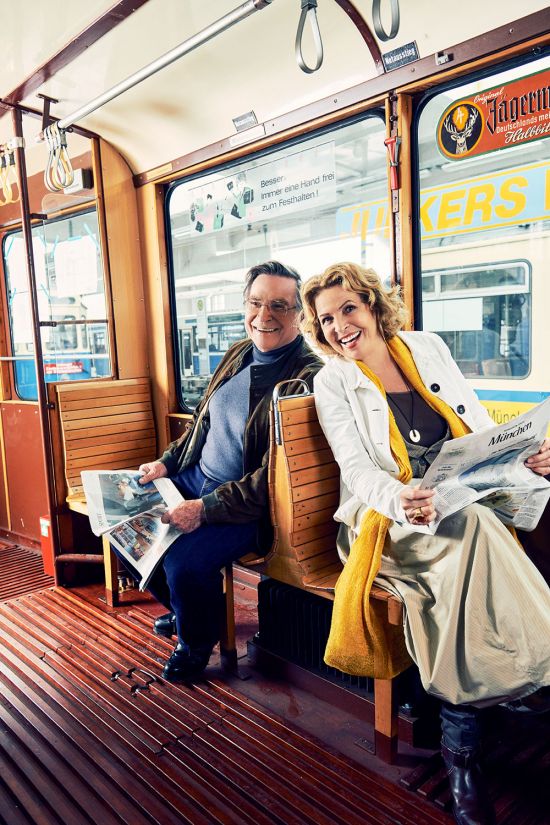Michaela May & Elmar Wepper sitzen in einer alten Münchner Tram