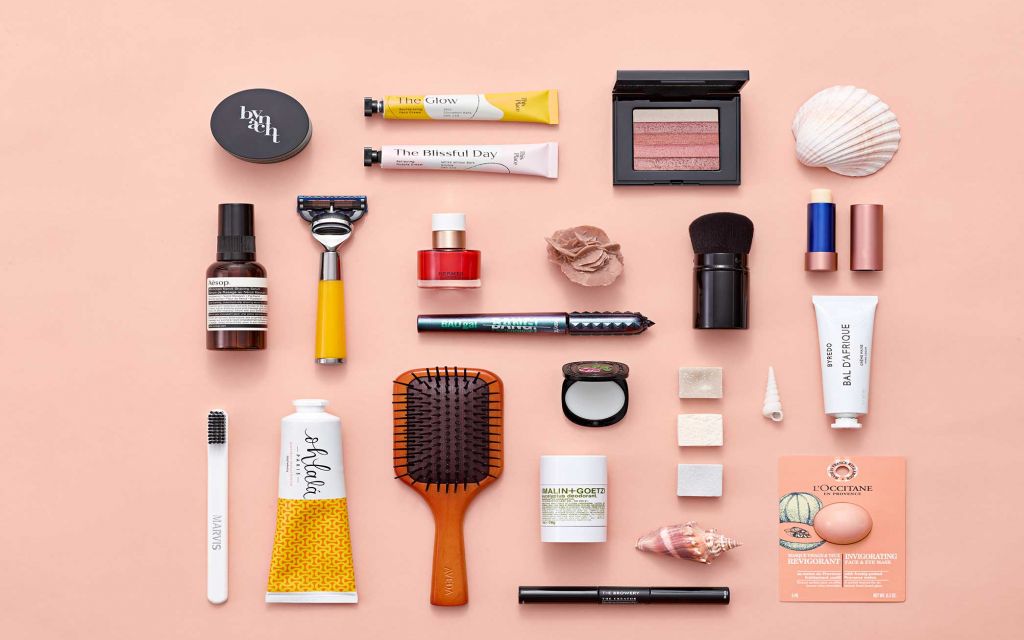 Kosmetik und Pflege-Produkte auf orangenem Untergrund