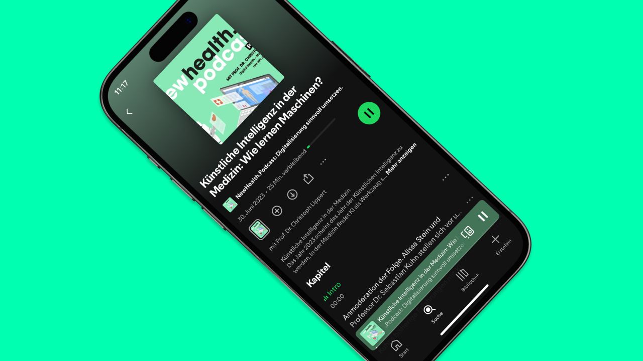 Nahaufnahme eines Smartphones, das die Spotify-Wiedergabeseite für den NewHealth.Podcast mit dem Titel „Künstliche Intelligenz in der Medizin“ anzeigt Nahaufnahme eines Smartphones, das die Spotify-Wiedergabeseite für den NewHealth.Podcast mit dem Titel „Künstliche Intelligenz in der Medizin“ anzeigt
