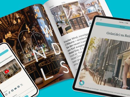 Aufgeschlagenes One Design Magazin, Smartphone und Tablet liegen nebeneinander und zeigen Print- und Online-Inhalte von Motel One