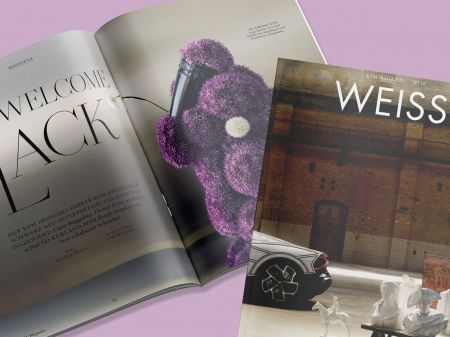 Aufgeschlagene Doppelseite und Cover des KPM-Kundenmagazins WEISS auf orangefarbenem Hintergrund