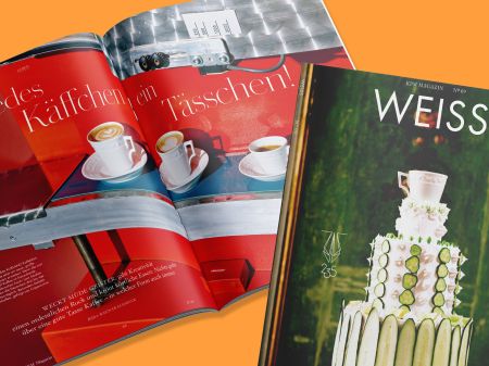 Aufgeschlagene Doppelseite und Cover des KPM-Kundenmagazins WEISS auf orangefarbenem Hintergrund