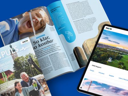 Cover des Kundenmagazins M-PULS der Stadtwerke München (SWM), eine aufgeschlagene Seite und ein Tablet mit dem SWM Online-Magazin auf blauem Hintergrund