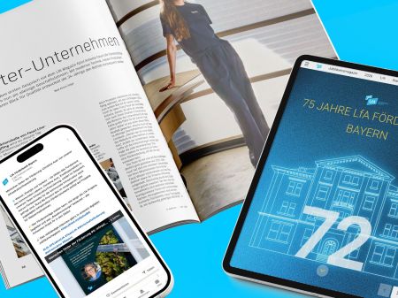Smartphone, Tablet und aufgeschlagene Ausgabe des LfA Magazins auf blauem Hintergrund