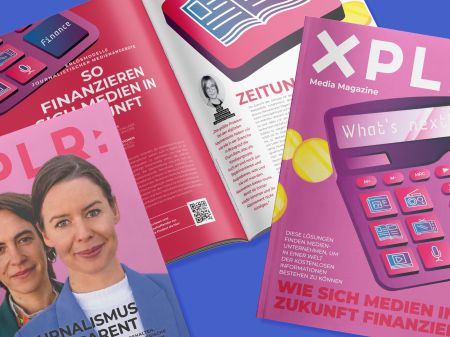Cover der Branchenpublikation XPLR: MEDIA Magazine neben aufgeschlagener Doppelseite und Magazinbeileger auf blauem Hintergrund