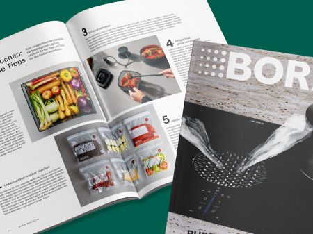 Cover des BORA Magazins Ausgabe 2025 neben einer aufgeschlagenen Doppelseite, die eine moderne Küche mit Kochbereich zeigt