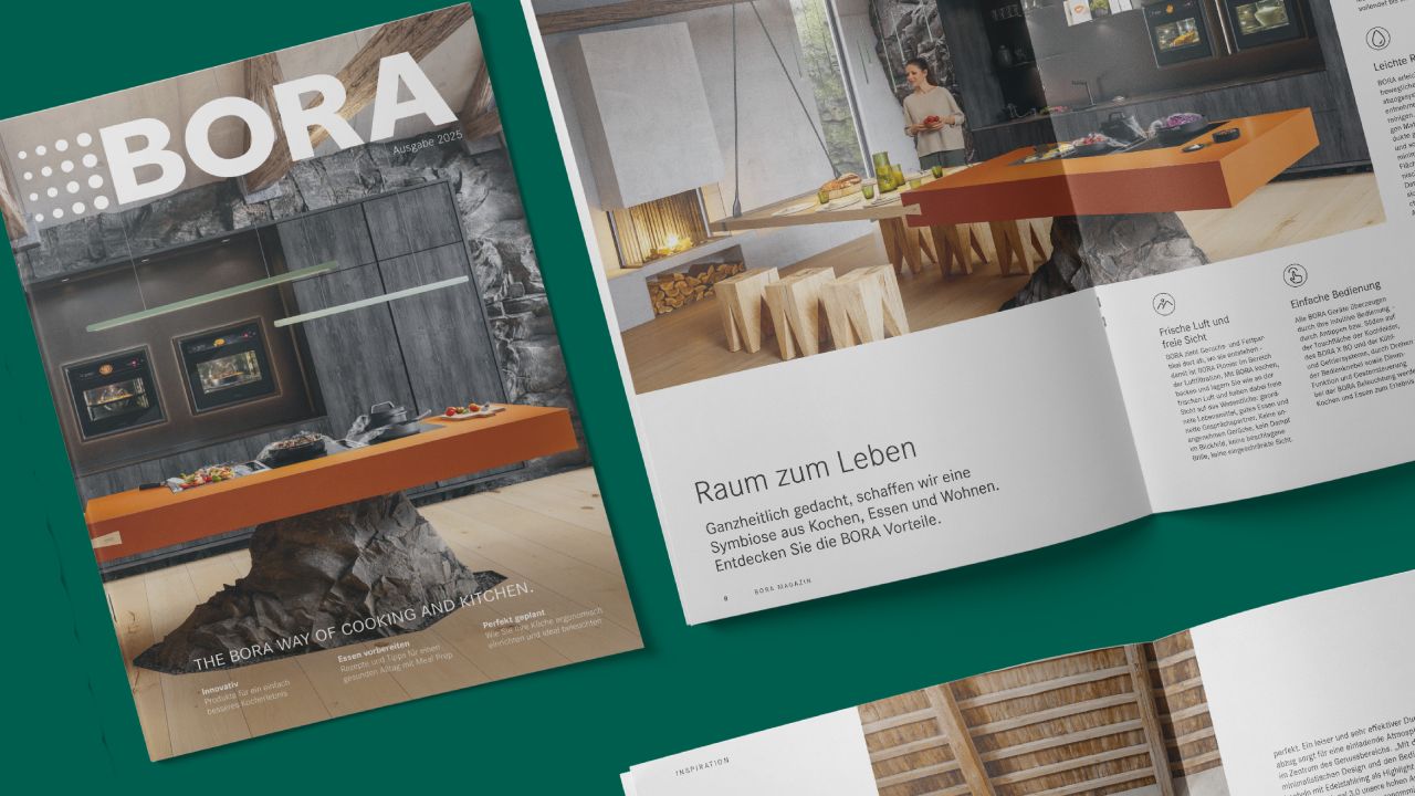 Cover der BORA Magazin Ausgabe 2025 neben einer aufgeschlagenen Doppelseite, die eine moderne Küche mit orangefarbener Kochinsel zeigt Cover der BORA Magazin Ausgabe 2025 neben einer aufgeschlagenen Doppelseite, die eine moderne Küche mit orangefarbener Kochinsel zeigt