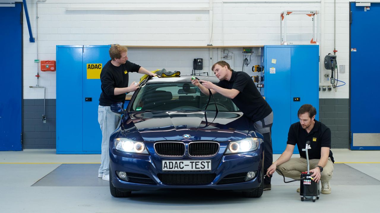 Nahaufnahme eines ADAC-Mitarbeiters, der einen Scheibenwischer mit einem kleinen Messgerät überprüft