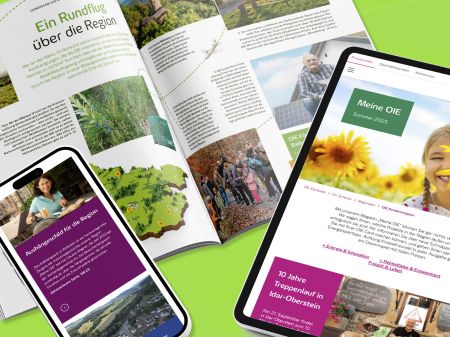 Das aufgeschlagene Kundenmagazin „Meine OIE“, ein Smartphone und ein Tablet mit der digitalen Magazin-Ausgabe der OIE auf einem hellgrünen Hintergrund
