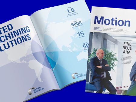 Cover des Kundenmagazins "Motion" und eine aufgeschlagene Seite auf blauem Hintergrund