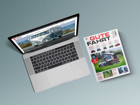 Crossmediale Darstellung des GUTE FAHRT Magazins: Im Hintergrund liegt die aufgeschlagene Print-Ausgabe mit dem Titel 'Das große Bulli-Jubiläum'. Davor visualisieren ein Tablet und ein Smartphone die digitale Aufbereitung der Inhalte für verschiedene Endgeräte.