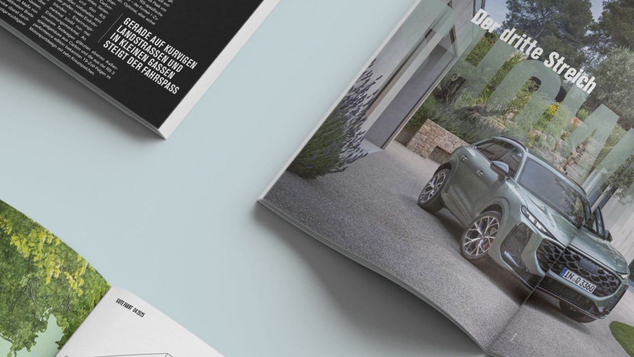 Mehrere aufgeschlagene Print-Exemplare des GUTE FAHRT Magazins aus der Vogelperspektive