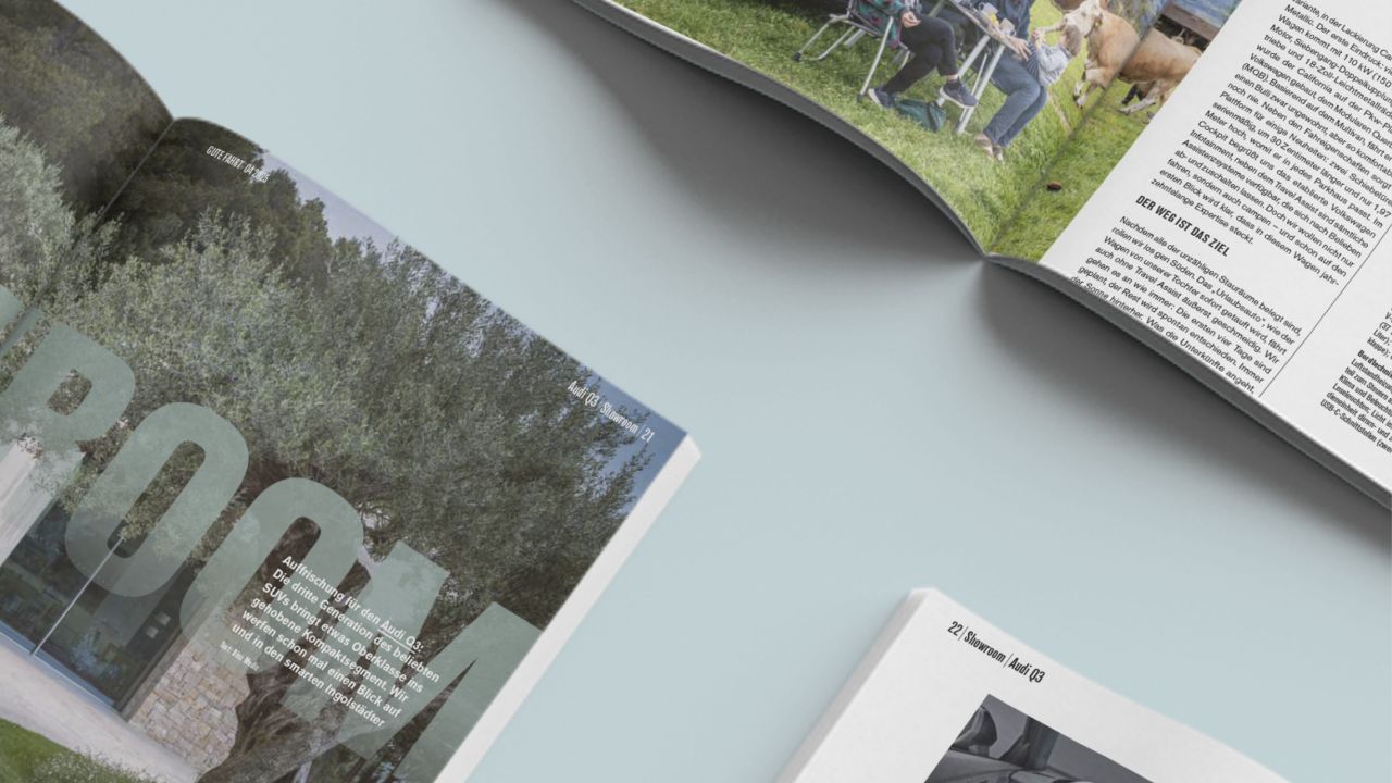 Mehrere aufgeschlagene Print-Exemplare des GUTE FAHRT Magazins aus der Vogelperspektive