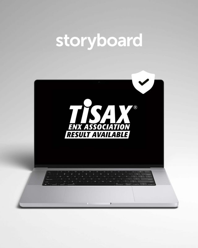 MacBook mit Schriftzug zu TISAX-Assessment auf schwarzem Bildschirm, darüber das weiße Logo der Agentur storyboard MacBook mit Schriftzug zu TISAX-Assessment auf schwarzem Bildschirm, darüber das weiße Logo der Agentur storyboard