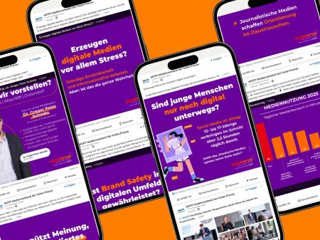 Mehrere iPhones auf orangefarbenem Hintergrund zeigen LinkedIn-Posts des Medienverbands der freien Presse zum MVFP Experience Day