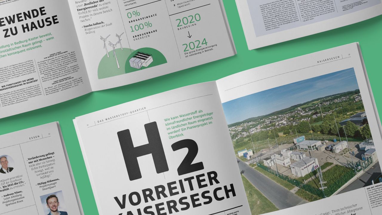 Doppelseite aus der SmartQuart-Abschlusszeitung mit der Überschrift „H2 Vorreiter Kaisersesch“ und einem Luftbild einer Wasserstoffanlage